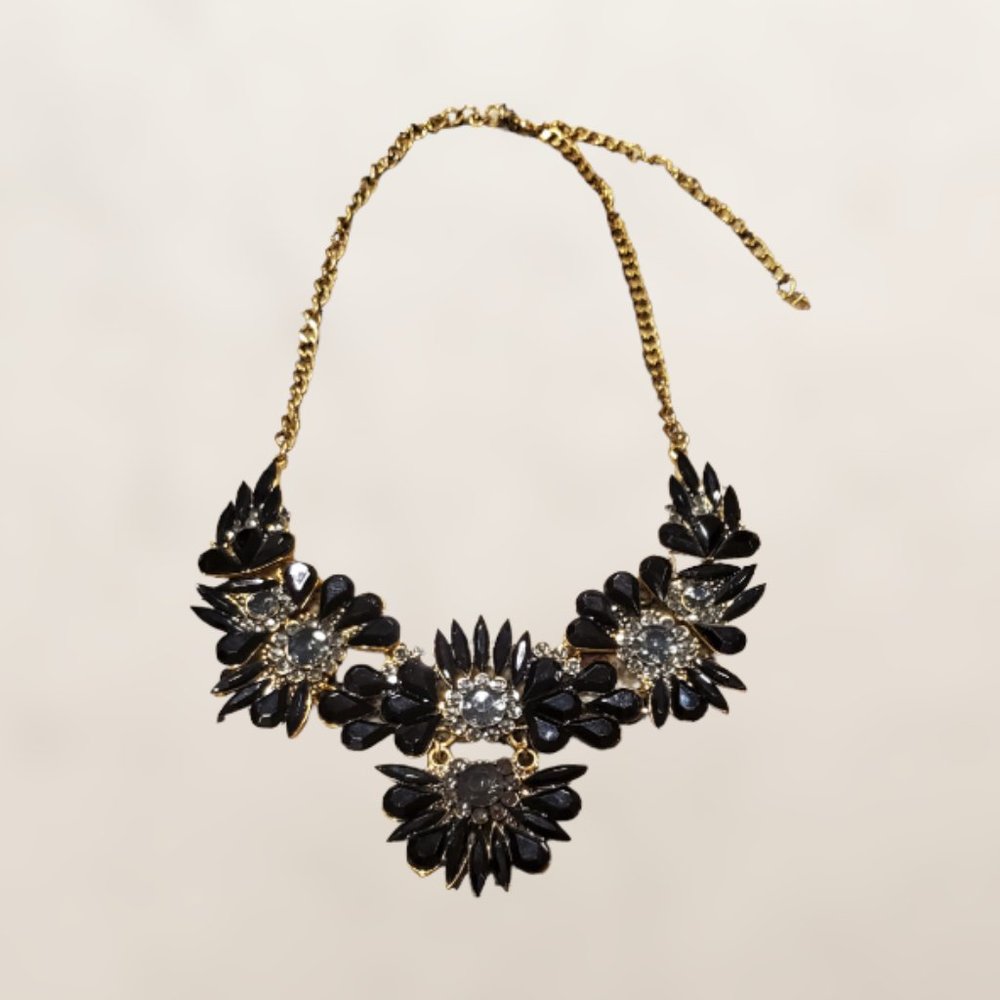 NWOT VENUS Black Flower Necklace